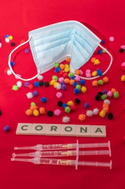 Vaduz, Lihtenştayn, 17 Aralık 2021 Tıbbi yüz maskesi ve virüs mutantlarının parçacıkları