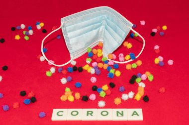 Vaduz, Lihtenştayn, 17 Aralık 2021 Tıbbi yüz maskesi ve virüs mutantlarının parçacıkları