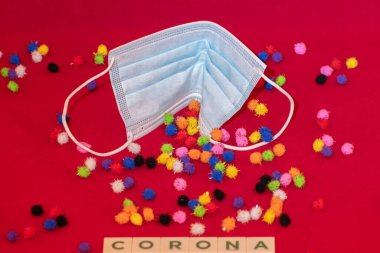 Vaduz, Lihtenştayn, 17 Aralık 2021 Tıbbi yüz maskesi ve virüs mutantlarının parçacıkları