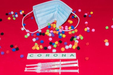 Vaduz, Lihtenştayn, 17 Aralık 2021 Virüs mutasyonları ve şırıngalarla dolu tıbbi yüz maskesi