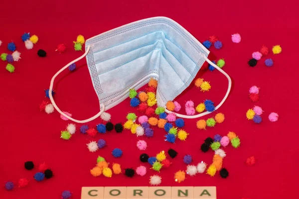 Vaduz, Lihtenştayn, 17 Aralık 2021 Tıbbi yüz maskesi ve virüs mutantlarının parçacıkları