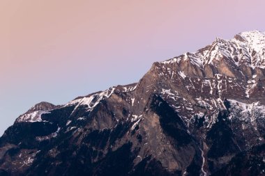 Landquart, İsviçre, 19 Aralık 2021. Pizalun Dağı 'nın zirvesinden gün batımından sonraki renkli Ren Vadisi' ne bakın.