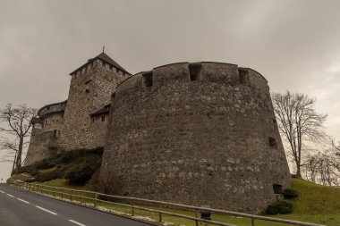 Vaduz, Lihtenştayn, 14 Aralık 2021 Okul Müdürü ve sisli bir manzarada tarihi eski kale