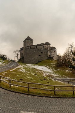 Vaduz, Lihtenştayn, 14 Aralık 2021 Okul Müdürü ve sisli bir manzarada tarihi eski kale