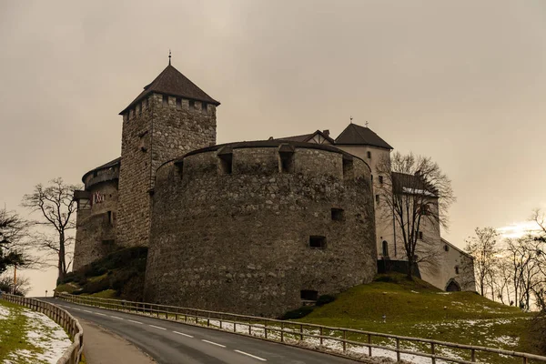 Vaduz Liechtenstein December 2021 Principal Historic Old Castle Foggy Scenery —  Fotos de Stock