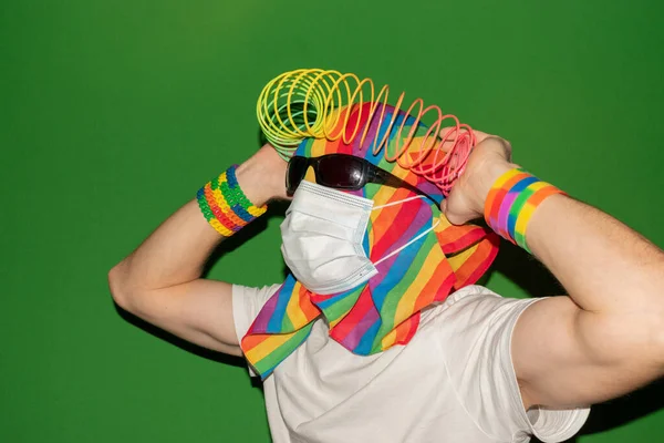 Vaduz, Lihtenştayn, 24 Aralık 2021 Kafasında gökkuşağı cinsiyet bayrağı taşıyan kişi