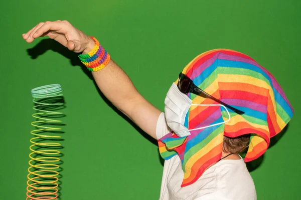 Vaduz, Lihtenştayn, 24 Aralık 2021 Kafasında gökkuşağı cinsiyet bayrağı taşıyan kişi