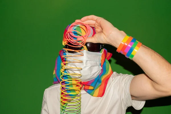 Vaduz, Lihtenştayn, 24 Aralık 2021 Kafasında gökkuşağı cinsiyet bayrağı taşıyan kişi