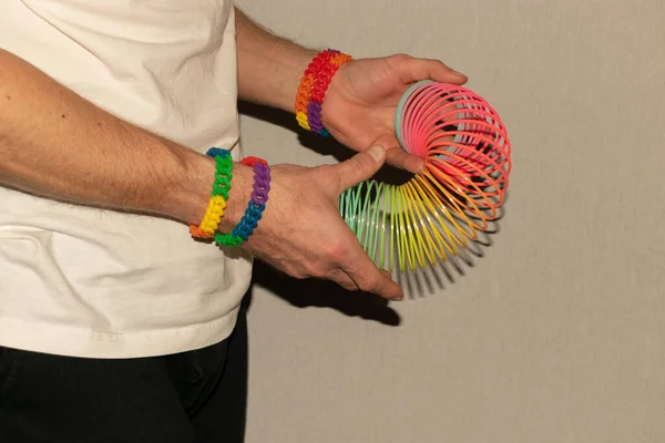 Vaduz, Lihtenştayn, 24 Aralık 2021 Gökkuşağı renkli bir sineklikle eğleniyor