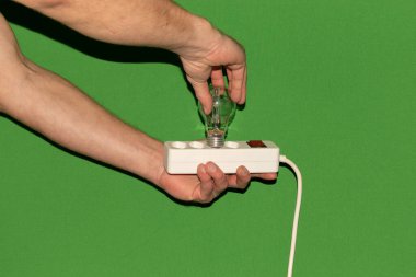 Vaduz, Lihtenştayn, 23 Aralık 2021. Elektrik prizine ampul takmaya çalışıyorum.