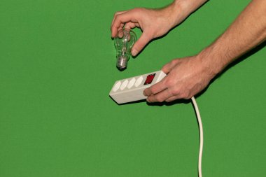 Vaduz, Lihtenştayn, 23 Aralık 2021. Elektrik prizine ampul takmaya çalışıyorum.