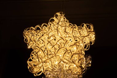 Lihtenştayn, 24 Aralık 2021 Parlayan yıldız Noel süslemesi bir pencerede asılı