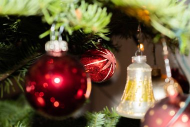 Lihtenştayn, 24 Aralık 2021 Noel ağacı birçok güzel süslemeyle süslenmiş.