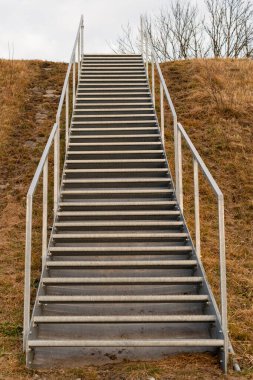 Vaduz, Lihtenştayn, 23 Aralık 2021 Ren barajının tepesine çıkan basamaklar