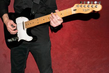Vaduz, Lihtenştayn, 13 Ocak 2022 Müzisyen siyah beyaz Meksika Fender Telecaster elektro gitarıyla sahne alıyor.
