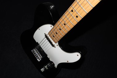 Vaduz, Lihtenştayn, 13 Ocak 2022 Meksika Fender Telecaster elektro gitarının siyah ve beyaz hali.