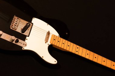 Vaduz, Lihtenştayn, 13 Ocak 2022 Meksika Fender Telecaster elektro gitarının siyah ve beyaz hali.