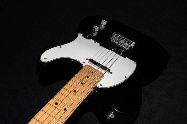 Vaduz, Lihtenştayn, 13 Ocak 2022 Meksika Fender Telecaster elektro gitarının siyah ve beyaz hali.