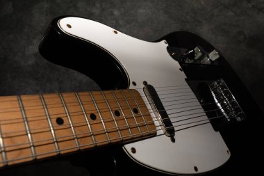 Vaduz, Lihtenştayn, 13 Ocak 2022 Meksika Fender Telecaster elektro gitarının siyah ve beyaz hali.