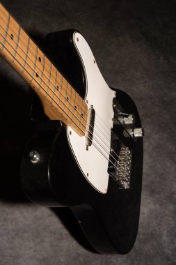 Vaduz, Lihtenştayn, 13 Ocak 2022 Meksika Fender Telecaster elektro gitarının siyah ve beyaz hali.