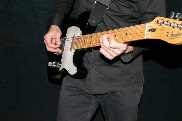 Вадуц Лихтенштейн Января 2022 Года Музыкант Выступает Мексиканской Электрогитарой Fender — стоковое фото