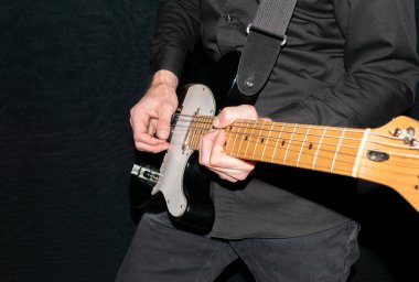 Vaduz, Lihtenştayn, 13 Ocak 2022 Sanatçı, siyah beyaz bir Telecaster elektro gitarıyla sahne alıyor.