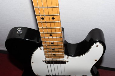 Vaduz, Lihtenştayn, 13 Ocak 2022 Meksika Telecaster elektro gitarı siyah beyaz