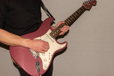 Vaduz, Lihtenştayn, 11 Ocak 2022 Müzisyen, ABD yapımı bir Fender Stratocaster çalıyor.