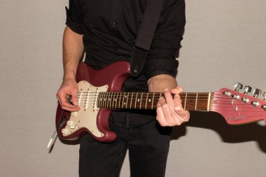 Vaduz, Lihtenştayn, 11 Ocak 2022 Müzisyen, ABD yapımı bir Fender Stratocaster çalıyor.