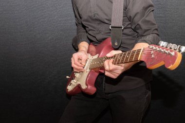 Vaduz, Lihtenştayn, 11 Ocak 2022 Müzisyen, ABD yapımı bir Fender Stratocaster çalıyor.