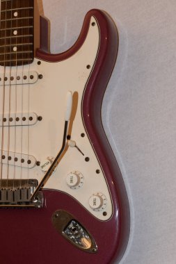 Vaduz, Lihtenştayn, 11 Ocak 2022 Nadir bulunan bir Stratocaster ABD elektro gitarının çekimi. 1995 'te Burgundy Sis renginde üretilmiş.