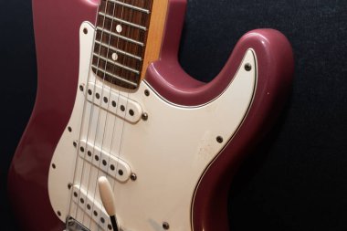 Vaduz, Lihtenştayn, 11 Ocak 2022 Nadir bulunan bir Stratocaster ABD elektro gitarının çekimi. 1995 'te Burgundy Sis renginde üretilmiş.