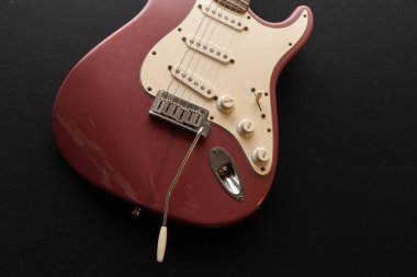 Vaduz, Lihtenştayn, 11 Ocak 2022 Nadir bulunan bir Stratocaster ABD elektro gitarının çekimi. 1995 'te Burgundy Sis renginde üretilmiş.