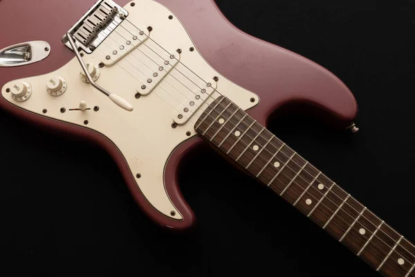 Vaduz, Lihtenştayn, 11 Ocak 2022 Nadir bulunan bir Stratocaster ABD elektro gitarının çekimi. 1995 'te Burgundy Sis renginde üretilmiş.