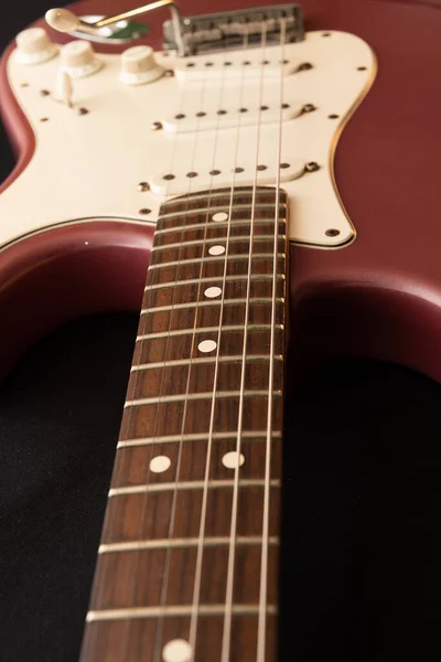 2022年1月11日リヒテンシュタイン州バズカラーバーガンディミストで1995年に制作された希少なストラトキャスターUsaエレクトリックギターの製品ショット — ストック写真