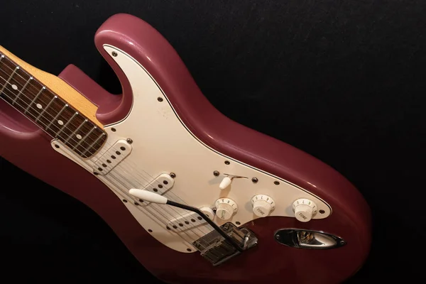 2022年1月11日リヒテンシュタイン州バズカラーバーガンディミストで1995年に制作された希少なストラトキャスターUsaエレクトリックギターの製品ショット — ストック写真