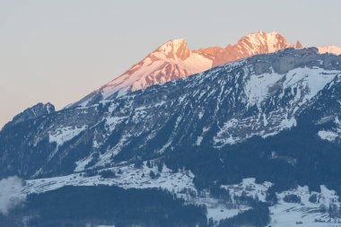 Schaan, Lihtenştayn, 19 Ocak 2022 Sabah saatlerinde kar kaplı İsviçre Alplerine bakın