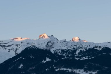 Schaan, Lihtenştayn, 19 Ocak 2022 Sabah saatlerinde kar kaplı İsviçre Alplerine bakın