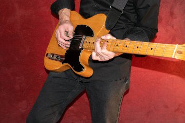 Vaduz, Lihtenştayn, 14 Ocak 2022. Müzisyen, 1971 'de ABD' de üretilmiş doğal bir Telecaster elektro gitarıyla çalıyor.