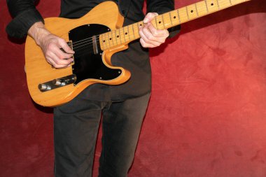 Vaduz, Lihtenştayn, 14 Ocak 2022. Müzisyen, 1971 'de ABD' de üretilmiş doğal bir Telecaster elektro gitarıyla çalıyor.