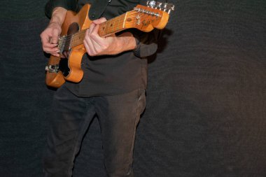 Vaduz, Lihtenştayn, 14 Ocak 2022 Fender Telecaster ABD 'de 1971 yapımı elektro gitar çalıyor.
