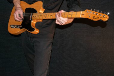 Vaduz, Lihtenştayn, 14 Ocak 2022 Fender Telecaster ABD 'de 1971 yapımı elektro gitar çalıyor.