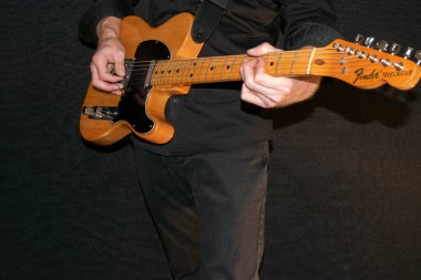 Vaduz, Lihtenştayn, 14 Ocak 2022 Fender Telecaster ABD 'de 1971 yapımı elektro gitar çalıyor.