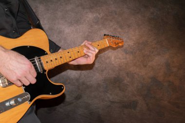 Vaduz, Lihtenştayn, 14 Ocak 2022 Fender Telecaster ABD 'de 1971 yapımı elektro gitar çalıyor.