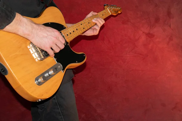 Vaduz, Lihtenştayn, 14 Ocak 2022 Fender Telecaster ABD 'de 1971 yapımı elektro gitar çalıyor.