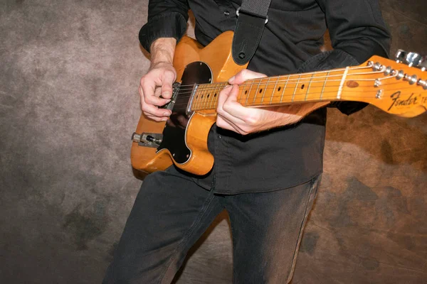 Vaduz, Lihtenştayn, 14 Ocak 2022 Fender Telecaster ABD 'de 1971 yapımı elektro gitar çalıyor.