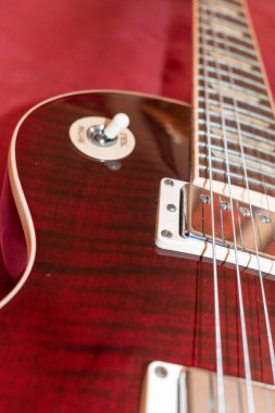 Vaduz, Lihtenştayn, 27 Ocak 2022 Elektro gitar Gibson Les Paul Amerikan standardı kırmızı ürün çekimi