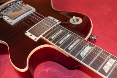 Vaduz, Lihtenştayn, 27 Ocak 2022 Elektro gitar Gibson Les Paul Amerikan standardı kırmızı ürün çekimi