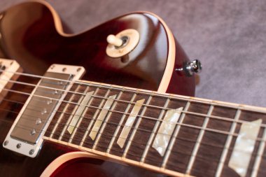 Vaduz, Lihtenştayn, 27 Ocak 2022 Elektro gitar Gibson Les Paul Amerikan standardı kırmızı ürün çekimi