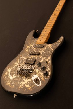 Vaduz, Liechtenstein, 12 Ocak 2022 Fender Stratocaster Richie Sambora imzalı elektro gitar resmi siyah şal desenli
